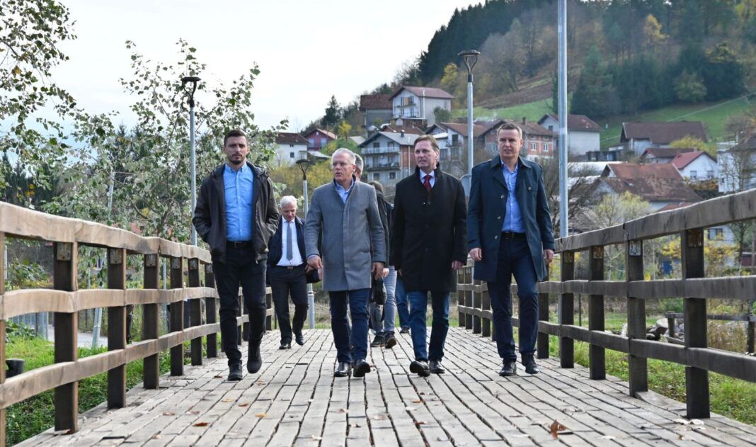 Ministar Hrnjić prisustvovao svečanosti povodom završetka projekta „Zaštita od erozije Zelenih otoka“ u Bosanskoj Krupi Ministar Hrnjić prisustvovao svečanosti povodom završetka projekta „Zaštita od erozije Zelenih otoka“ u Bosanskoj Krupi