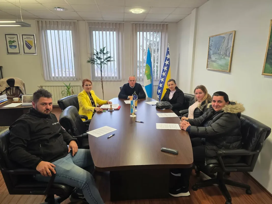 Grad Bosanska Krupa nastavlja podršku poljoprivrednicima: Potpisani ugovori o dodjeli opreme vrijedne 24.632,32 KM Potpisani ugovori sa poljoprivrednicima Bosanske Krupe