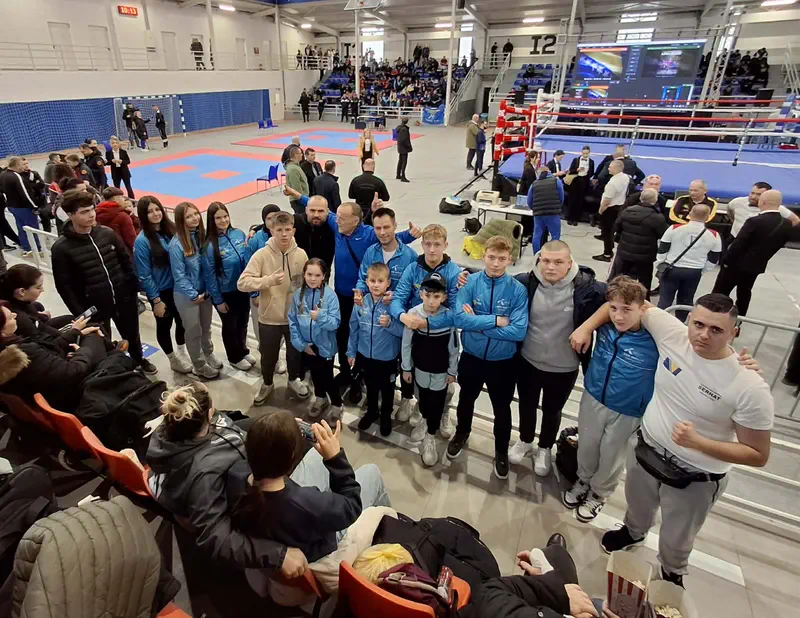 Sjajan start godine: KBS Serhat odnio 12 medalja sa kickboks kupa u Bihaću Kickboks klub Serhat iz Bosanske Krupe ostvario je odličan rezultat na 1. kickboxing cupu "Bihać Una 2026", osvojivši ukupno 12 medalja – tri zlatne, pet srebrnih i četiri bronzane. Zlatni trio Najbolji rezultat ostvarili su Amila Topalović, Sara Kišmetović i Amar Rekić, koji su u LC (Light Contact) disciplini osvojili prvo mjesto i zlatne medalje. Srebrni sjaj Srebro za klub Serhat osvojili su: Edna Hajdarević (LC) Daris Murtić (LC) Lemana Smlatić (LC) Amar Atajić (LC) Kenan Rekić (LC) Bronzani uspjeh Bronzane medalje pripale su: Emir Muzaferović (KL - Kick Light) Emrah Crnkić (KL - Kick Light) Azem Rekić (LC) Davud Mušić (PF - Point Fighting) Uspješan debi Posebno je pohvalno istaći da je čak šest takmičara nastupilo po prvi put u kickboxing konkurenciji: Davud Mušić, Kenan Rekić, Amar Atajić, Lemana Smlatić, Daris Murtić i Arnel Kedić, dok je Emrahu Crnkiću ovo bio drugi nastup u karijeri. Ovakav početak godine obećava i nove uspjehe ekipe KBS Serhat u narednom periodu.