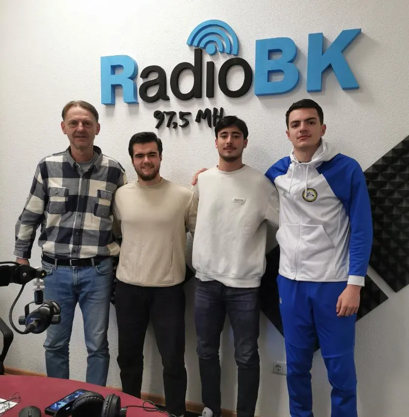 Tri mušketira iz Bosanske Krupe – Faris, Adin i Senaid, reprezentativci Bosne i Hercegovine u karateu Nije mala stvar – zapravo, velika je stvar i ponos – da jedan mali grad, poput Bosanske Krupe, u jednom sportu ima čak tri seniorska reprezentativca Bosne i Hercegovine.