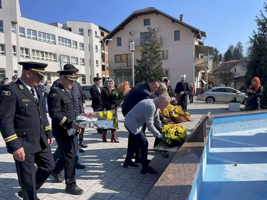 U GRADU BOSANSKA KRUPA OBILJEŽEN 1. MART DAN NEZAVISNOSTI BOSNE I HERCEGOVINE Danas je u Bosanskoj Krupi prigodnim i dostojanstvenim programom ukazujući na slobodu, nezavisnost i zajedništvo, obilježen 1. mart, Dan nezavisnosti Bosne i Hercegovine.