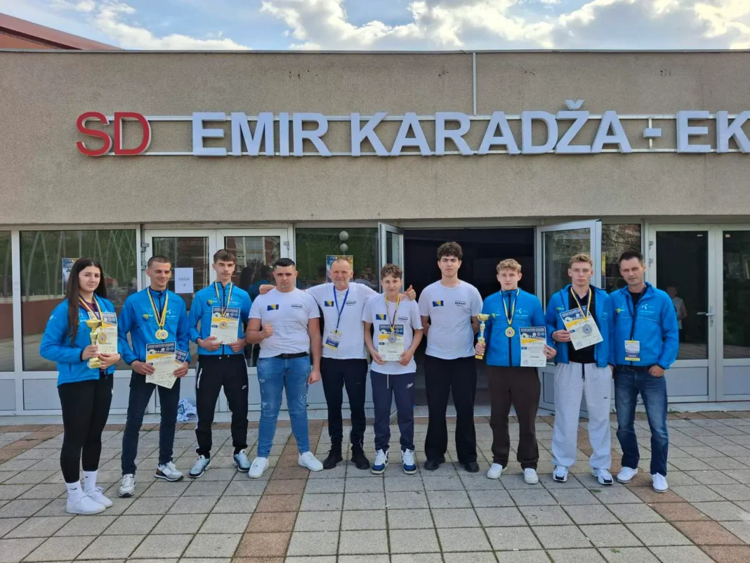 KBS Serhat iz Bosanske Krupe osvojio 7 medalja i dva pehara na državnom kickboxing prvenstvu u Bugojnu Na državnom kickboxing prvenstvu BiH u Bugojnu članovi KBS Serhat iz Bosanske Krupe osvojili su 7 medalja, uključujući 5 zlatnih i 2 srebrene, te dva pehara za najuspješnije takmičare.