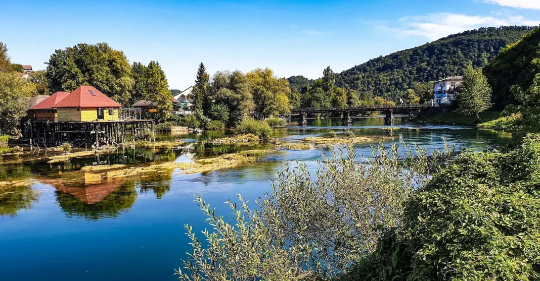 Vremenska prognoza za Bosansku Krupu Danas u Bosanskoj Krupi očekuje se sunčan dan s povremeno umjerenim vjetrom