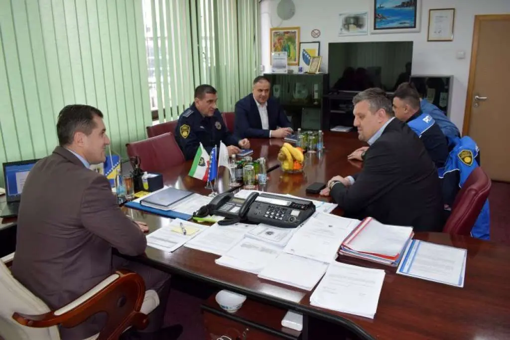 Saradnja i modernizacija policije u fokusu susreta predstavnika MUP-ova USK i ZDK Između ostalog, teme razgovora bile su i aktuelna situaciji na području dva kantona, razmjena iskustava i dobrih praksi, kao i mogućnostima realizacije novih zajedničkih projekata.