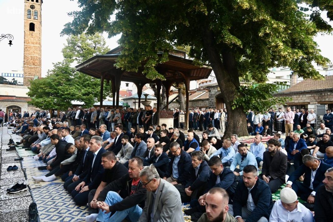 Poznato u koliko će se klanjati Kurban-bajram: Oglasila se Islamska zajednica u BiH, ovo su detalji Bajram-namaz u Gazi Husrev-begovoj džamiji u Sarajevu, gdje će biti održana centralna bajramska svečanost Rijaseta Islamske zajednice u BiH, klanjat će se s početkom u 5:49 sati.