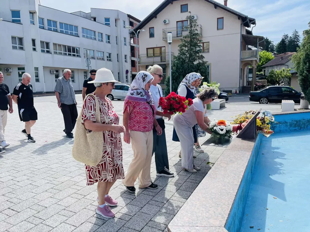 U Bosanskoj Krupi obilježen Dan kulture sjećanja na žrtve genocida u Prijedoru – Dan bijelih traka U Bosanskoj Krupi je danas obilježen 31. maj – Dan kulture sjećanja na žrtve genocida u Prijedoru – Dan bijelih traka.