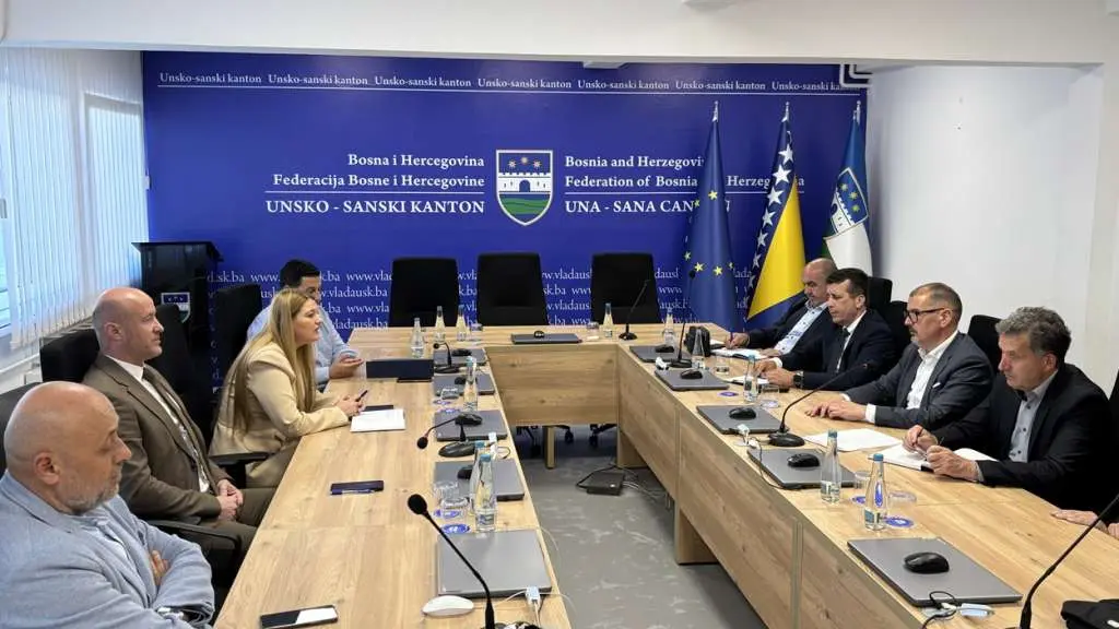 Unsko-sanski kanton i ŽFBiH potpisali ugovor o uspostavi turističke linije Bihać-Bosanska Krupa Unsko-sanski kanton i ŽFBiH potpisali ugovor o uspostavi turističke linije Bihać-Bosanska Krupa