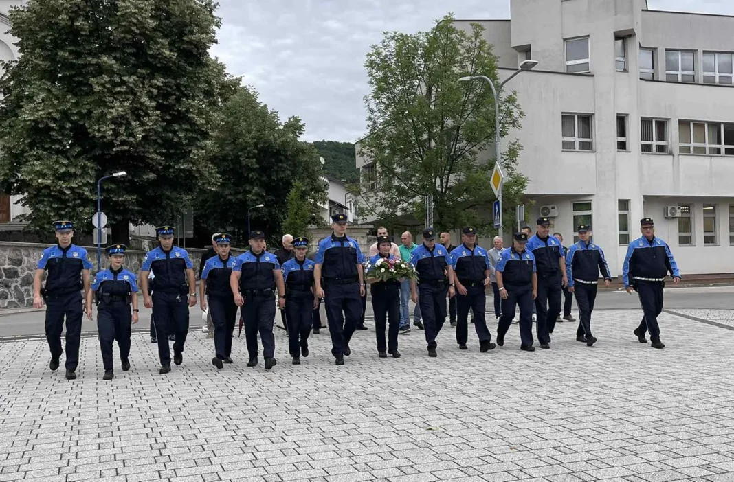 Bosanska Krupa: Obilježen Dan policije Unsko-sanskog kantona Uspomena na poginule i preminule pripadnike MUP-a Unsko-sanskog kantona ostaje trajna obaveza svih generacija, a njihova žrtva nikada ne smije biti zaboravljena.