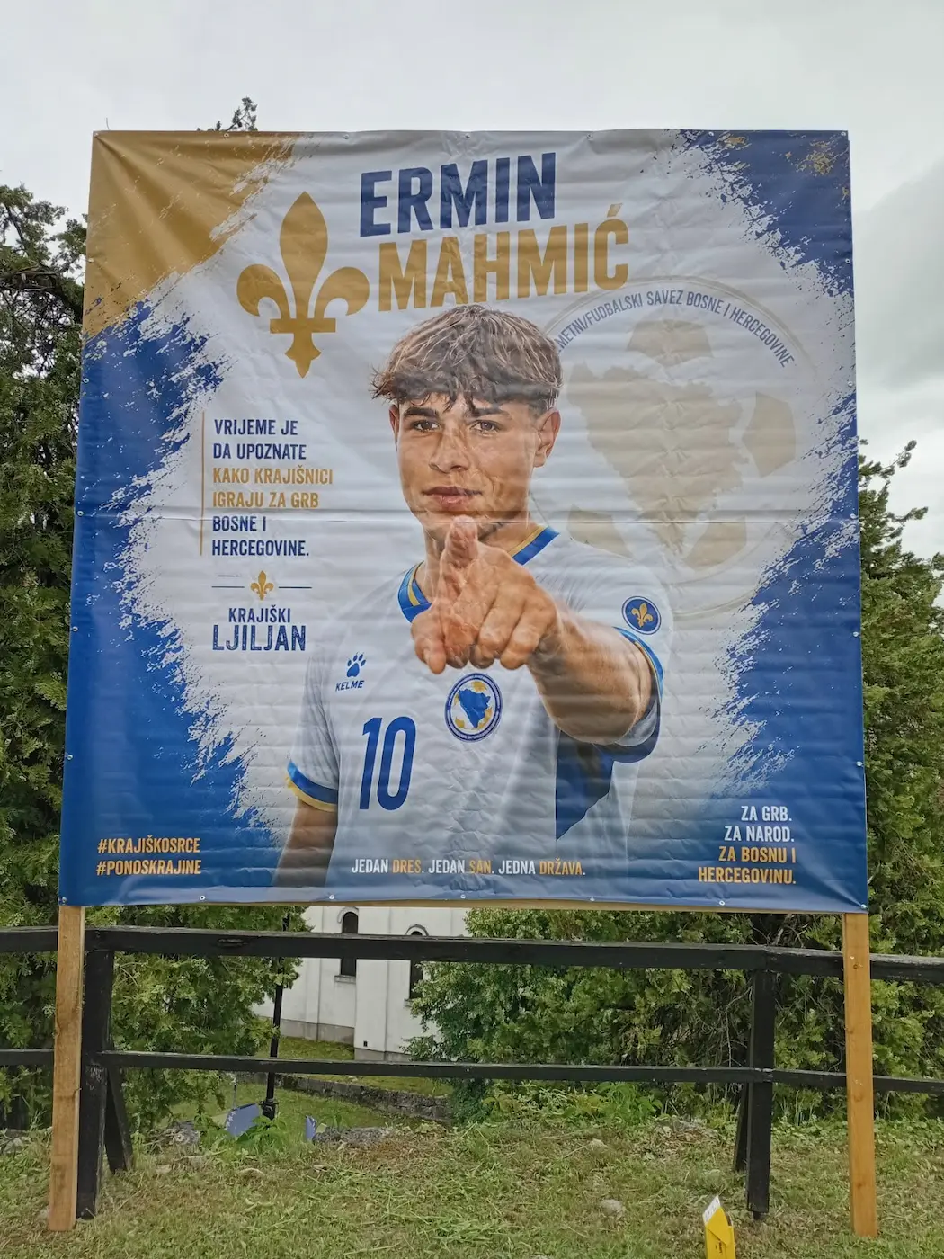 U Zmajevom gnijezdu postavljen mural u čast Ermina Mahmića Grupa građana iz dijaspore okupljena oko organizacije „Dani Jezerskih heroja“ izradila je i poslala baner/mural u čast Ermina Mahmića, prvog A reprezentativca Bosne i Hercegovine koji vuče porijeklo sa područja grada Bosanska Krupa.