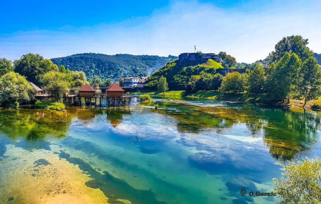Servisne informacije – 03.07.2026. Hidrometeorološka mjerenja u Bosanskoj Krupi jutros u 07:00 sati: temperatura zraka 20°C, vlažnost 74%, vodostaj Une 33 cm (NV).