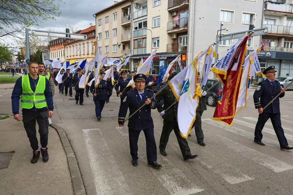 Obilježen Dan Armije R BiH u Unsko-sanskom kantonu Obilježen Dan Armije R BiH u Unsko-sanskom kantonu