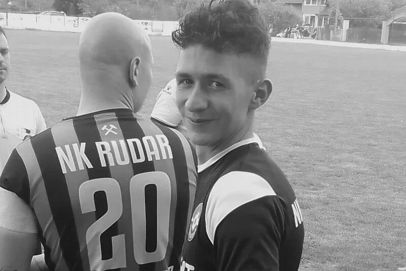 Tragedija u Sanskom Mostu, tinejdžer (17) preminuo od strujnog udara u kafiću Tragedija u Sanskom Mostu, tinejdžer (17) preminuo od strujnog udara u kafiću