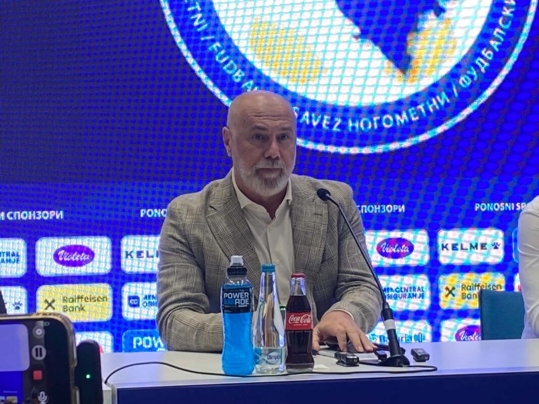 Sergej Barbarez objavio spisak fudbalera koje će voditi na Svjetsko prvenstvo, na listi jedan debitant! Podsjećamo, pred sam početak Mundijala naš tim će na Koševu snage odmjeriti sa Sjevernom Makedonijom, dok će generalka biti odigrana u St. Louisu protiv selekcije Paname.
