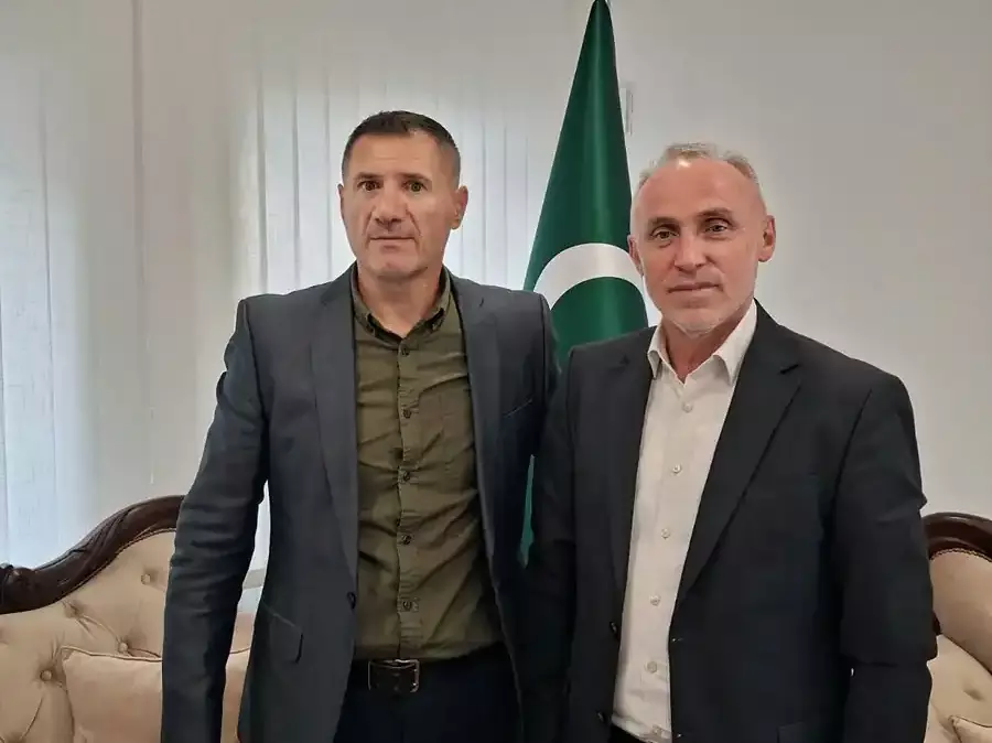 Zbirka Tebi Gospodaru povod susreta književnika Samira Elezovića i muftije bihaćkog Mehmeda ef. Kudića U Muftijstvu bihaćkom ovih je dana upriličen susret i razgovor između bosanskohercegovačkog književnika iz Beča, prof. Samira Elezovića, i bihaćkog muftije, hafiza Mehmeda ef. Kudića.