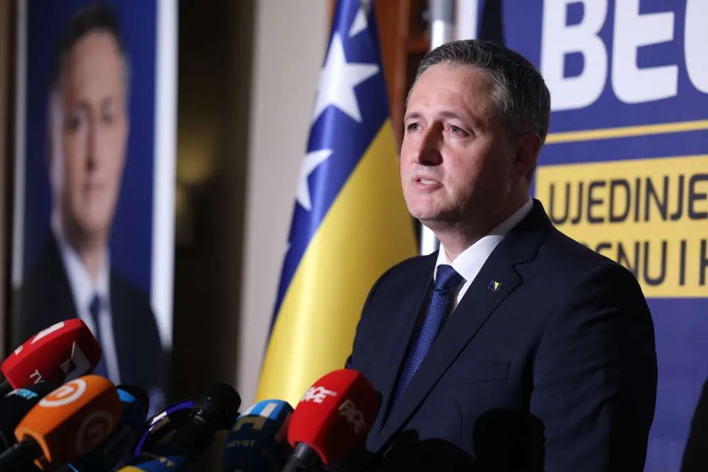 CIK: Bećirović osvojio 26,78 posto glasova, Izetbegović 23,89 posto, a Efendić 17,98 posto CIK: Bećirović osvojio 26,78 posto glasova, Izetbegović 23,89 posto, a Efendić 17,98 posto
