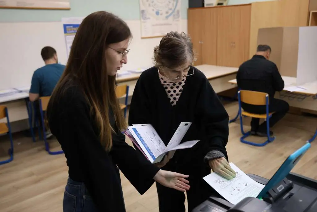 CIK: Do 15 sati na redovnim biračkim mjestima glasalo 26.88 posto birača CIK: Do 15 sati na redovnim biračkim mjestima glasalo 26.88 posto birača