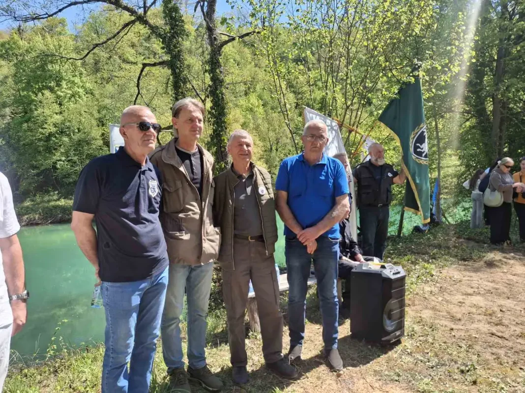 AEK: Marš sjećanja na prve žrtve rata na području Bosanske Krupe U Bosanskoj Krupi održan marš sjećanja na prve žrtve rata. Okupljanje je počelo u 10:00h kod Centralnog spomen-obilježja u Bosanskoj Krupi, odakle je marš krenuo prema AEK-u. Na AEK-u je nakon dolaska marša, upriličen i prigodan program povodom sjećanja na sve one koji su poklonili živote za slobodu ovog grada. Podsjećamo da je program AEK-a počeo nekoliko dana ranije, u srijedu, polaganjem cvijeća i učenjem Fatihe, na Centralnom spome – obilježju, pred duše poginulih boraca. Gradonačelnik Armin Halitović prisjetio se teških, kako navodi najcrnjih, dana agresije na Bosansku Krupu. Prisjećajući se teških, ali ipak slavnih, dana Halitović, kao borac, ističe da nisu slutili da bi rat mogao toliko dugo trajati. „Mi nismo ništa i nikako isprovocirali rat! Mi smo izgubili veliki broj života, a agresori su izgubili obraz za sva vremena. Ovo je još jedan od datuma koji otvara mnoge rane kada smo čekali da se vratimo kući. Ni slutili nismo da će nam trebati tako dug period da se vratimo kućama!“, ističe gradonačelnik Halitović. Halitović je u nastavku razgovora ponovo istaknuo da je AEK još jedno od mjesta na koje je potrebno doći i da je neophodno nastaviti njegovati kulturu sjećanja. Emir Kliko, penzionisani general i ratni komandant bataljona u 511. slavnoj brdskoj brigadi, naglasio je koliko je svaki apri poseban u Bosanskoj Krupi uz mnogo sjete i dostojanstva. „Krupljani se sa sjetom sjećaju agresije na ovaj grad i dana kada je bila izgubljena i posljednja nada da bi nas zlo moglo zaobići, ali naš neprijatelj je imao drugačije planove. Mi ovih dana ne slavimo u Krupi ništa, ali imamo razloga i puno pravo da slavimo – ćast, ponos i dostojanstvo.“, poručuje general Kliko. Prisutnima na AEK-u obratio se i Emir Sedić, novinar RBK-a, ratni vojni invalid i borac za slobodu Bosne i Hercegovine. Sedić je prisutnima pokušao opisati trenutak ranjavanja, borbe za goli život i emotivno se prisjeća dana izgubljene mladosti. „Svjedok sam dana koji su se desili prije 34 godine, dana agresije, kao i prvog otpora. Bio sam tada sportista i student, u prvim danima agresije, nakon čega sam uzeo pušku u ruke i krenuo braniti goli život. Sa nama su danas po prvi put ljudi koji su tih dana bili na ovom mjestu bez mobilizacije, kao dobrovoljci, da brane svoje dostojanstvo kao i Bosnu i Hercegovinu. To su ljudi iz Kladuše i Bužima, a sigurno i iz Jezerskog.“, objasnio je gospodin Sedić Sedić posebno ističe doprinos Asada Šehića iz Kladuše, Sejfe Sijamhodžića iz Bužima i Osmana Avdića. Ratni načelnik stanije javne bezbjednosti Bosanska Krupa, Jadranko Šaran, ističe da je AEK jedno od mjesta gdje su civili pokušavali prijeći na slobodan dio teritorije gdje su mnogi i izgubili živote. „Svake godine treba obilaziti ovakva i slična mjesta koja nas podsjećaju na veoma težak period kada smo ipak uspjeli odbraniti slobodu za sve građane ovog grada, kao i za sve građane BiH. Jedni smo od rijetkih koji smo se odmah vratili i zavrnuli ruke da bi Krupa, podignuta iz pepela nakon 34 godine, izgedala ovako lijepo!“, istaknuo je gospodin Šaran. Šaran ističe da je vrijeme agresije na prostoru AEK-a bilo haotično i da je taj čisti teren bio u potpunosti na meti agresora. Učesnici marša imali su priliku slušati riječi boraca koji su dostojanstveno branili svaki pedalj grada i države, riječi učesnika bile su veoma emotivne i teške, ali ipak dostojanstvene kao i njihova borba! Između ostalog, organizatori i borci, poručili su prisutnima da je pored kulture sjećanja neophodno njegovati znanje i ulagati u mlade ljude!