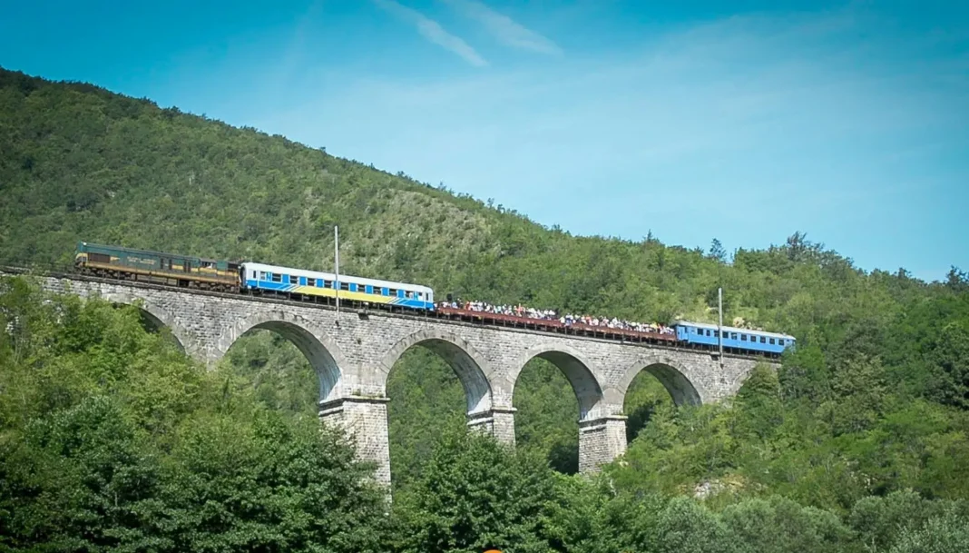 Vlada USK odobrila 150.000 KM za turistički voz Bihać-Bosanska Krupa Podršku realizaciji projekta dali su i gradovi Bihać i Bosanska Krupa, naglašavajući da će uspostava željezničke linije donijeti višestruke koristi, kako za građane, tako i za turistički sektor.