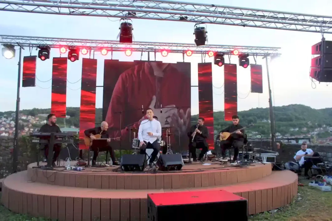 BAJRAMSKI KONCERT: Armin Muzaferija u Bosanskoj Krupi BAJRAMSKI KONCERT: Armin Muzaferija u Bosanskoj Krupi