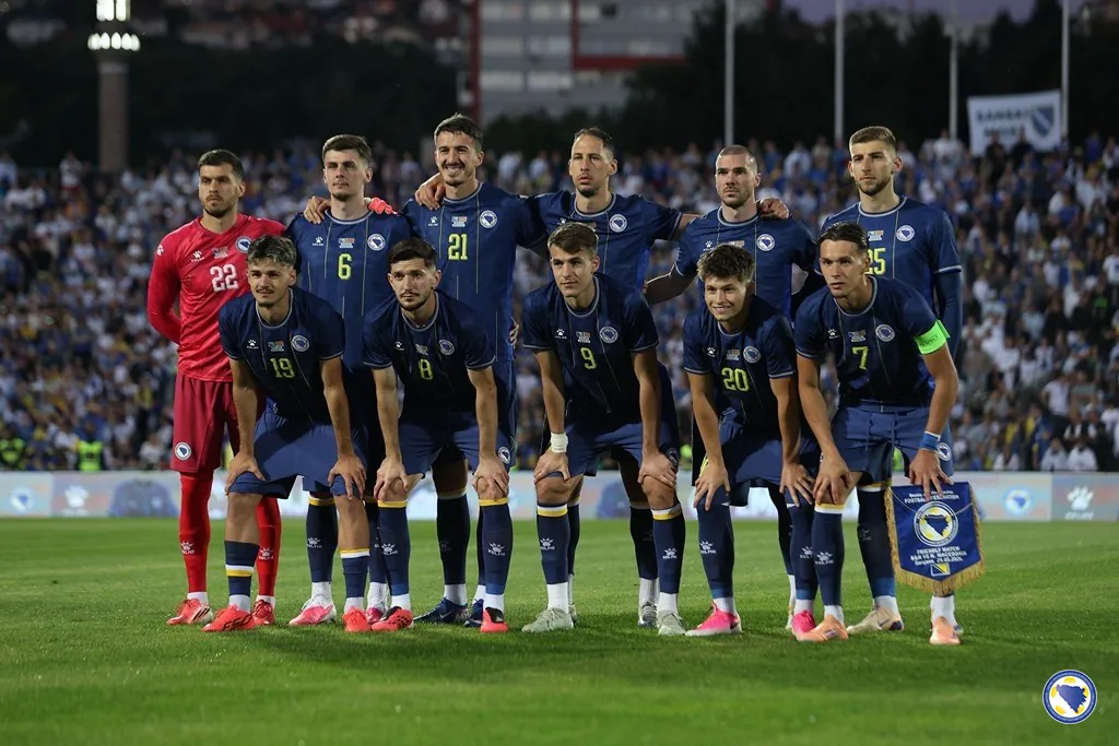 Remi Zmajeva sa Sjevernom Makedonijom Izabranici Sergeja Barbareza bili su nešto konkretniji u uvodnom dijelu susreta i već u 4. minuti zaprijetili preko Kerima Alajbegovića, koji je nakon odličnog individualnog prodora pogodio prečku. Samo minut kasnije Amar Dedić je uposlio Esmira Bajraktarevića, čiji je pokušaj završio u bloku gostujuće odbrane. U 32. minuti viđena je velika prilika za goste. Nakon nesporazuma u odbrani Bosne i Hercegovine, lopta je stigla do Bojana Miovskog, koji je uspio lobovati Martina Zlomislića, ali je Stjepan Radeljić sjajnom reakcijom na gol-liniji spriječio siguran pogodak. Dva minuta kasnije „Zmajevi“ su imali novu priliku. U gužvi pred golom Jovo Lukić i Samed Baždar pokušali su da uguraju optu u mrežu, ali su Makedonci ipak uspjeli da je izbace iz svog kaznenog prostora. Najveću priliku u finišu prvog poluvremena Bosna i Hercegovina je imala u sudijskoj nadoknadi. Bajraktarević je precizno centrirao, a Samed Baždar glavom pogodio stativu, pa je rezultat ostao nepromijenjen. U nastavku susreta ritam igre je opao, a obje selekcije izvršile su više izmjena. Najbolju šansu u drugom poluvremenu imao je Ermedin Demirović u 69. minuti, ali je njegov udarac završio pored gola. U finišu utakmice Zmajevi su ponovo zaprijetili. Ivan Bašić je u 80. minuti odlično izveo slobodan udarac, ali je golman Sjeverne Makedonije uz dosta napora uspio da sačuva svoju mrežu. Do početka Svjetskog prvenstva, Zmajevi će odigrati još jedan pripremni susret protiv Paname u St. Louisu 6. juna.