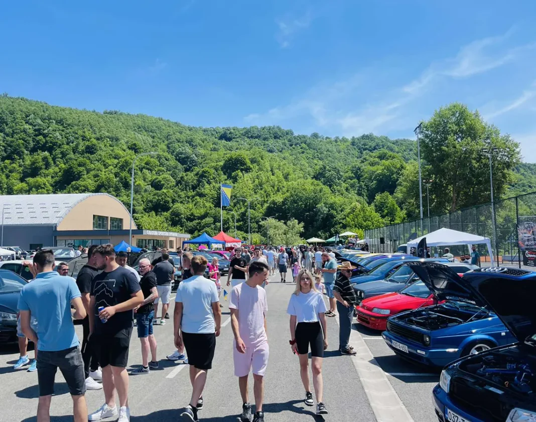 BOSANSKA KRUPA: ODRŽAN „TUNING SHOW VOL.2“ Posjetioci su tokom dana imali priliku razgledati veliki broj izloženih vozila, upoznati vlasnike, ali i uživati u sadržajima, koje su pripremili organizatori, članovi Auto Club X3M iz Bosanske Krupe.